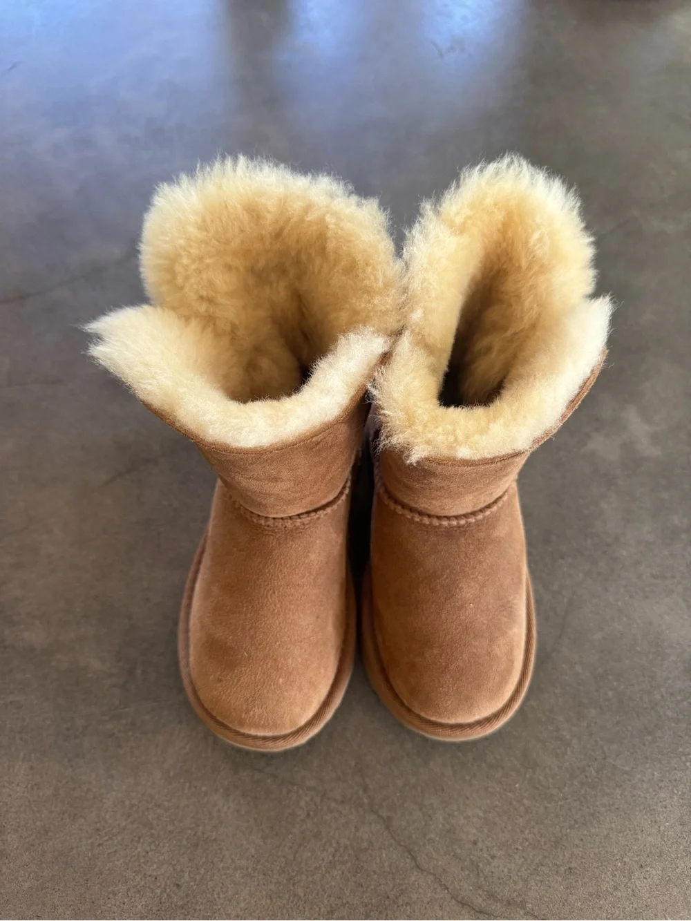 Kids Ugg boots Bailey button in chestnut brand new, never worn